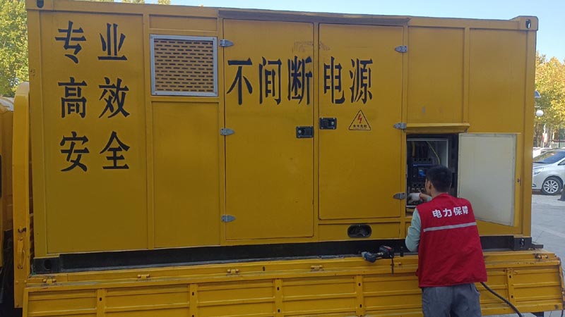 围场柴油发电机组和UPS电源配合使用时，如何避免切换过程中的电力中断？